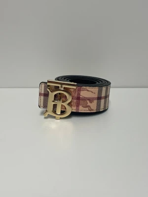 Burberry Bälte - Säljer ett helt nytt bälte, aldrig använd. Storlek 110. Skriv gärna vid fler frågor. Postar inom 24h efter betalning. (Alla bilder är tagna av mig)