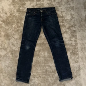 SELVEDGE A.P.C. Jeans - Säljer nu dessa skitsnygga Selvedge denim APC Jeansen💙! Jeansen är relativt nya så har inte fått jättemycket wear ännu så du som köper kan välja hur wearen ska se ut‼️☺️ Vid frågor är de bara att skriva 📲 