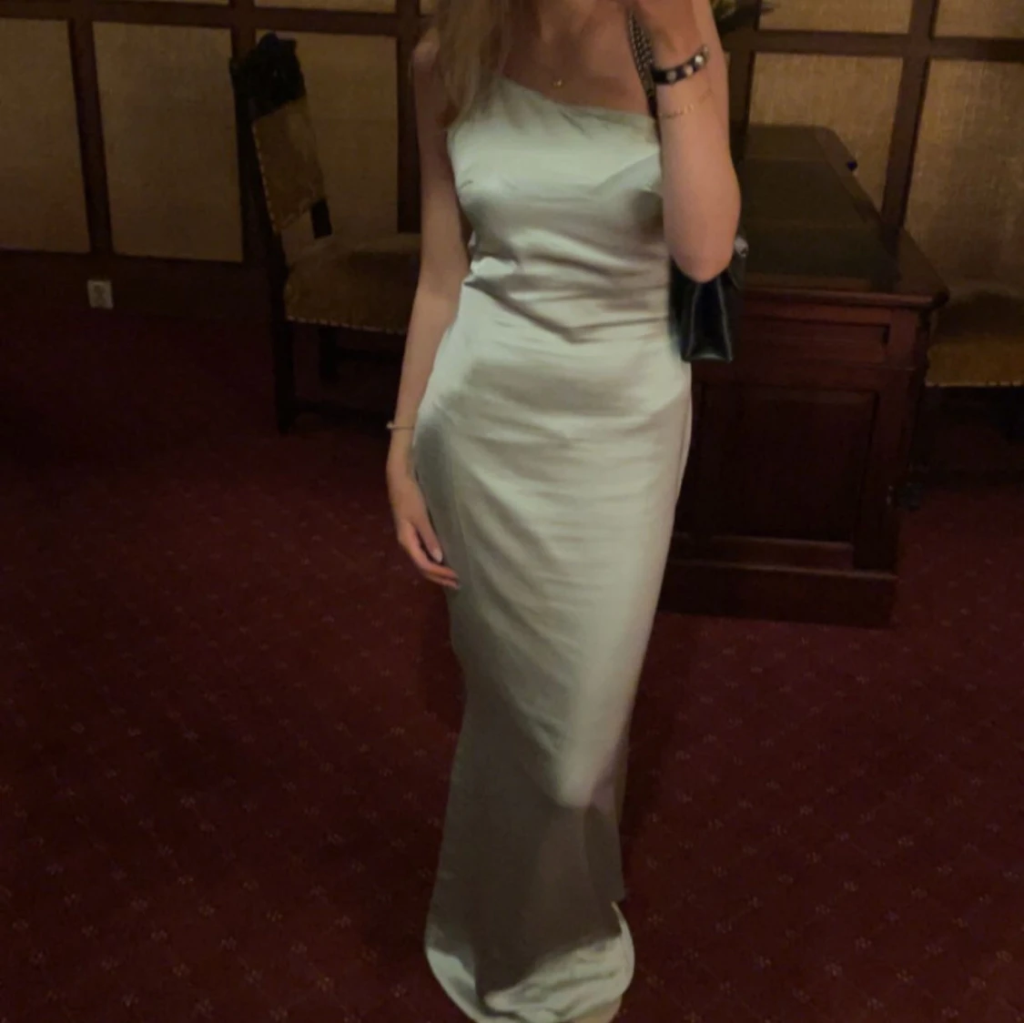 Ljusgrön långklänning med oneshoulder