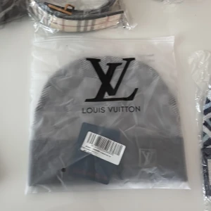 Grå rutig mössa - Helt ny! Oanvänd kommer även med en förpackning! Jätte bra för vintern.