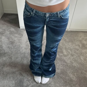 Blå bootcut jeans med låg midja - Snygga blå jeans med bootcut passform och låg midja. Storlek 30 (midja) men små i storlek så sitter som storlek 38. Aldrig använda 💕
