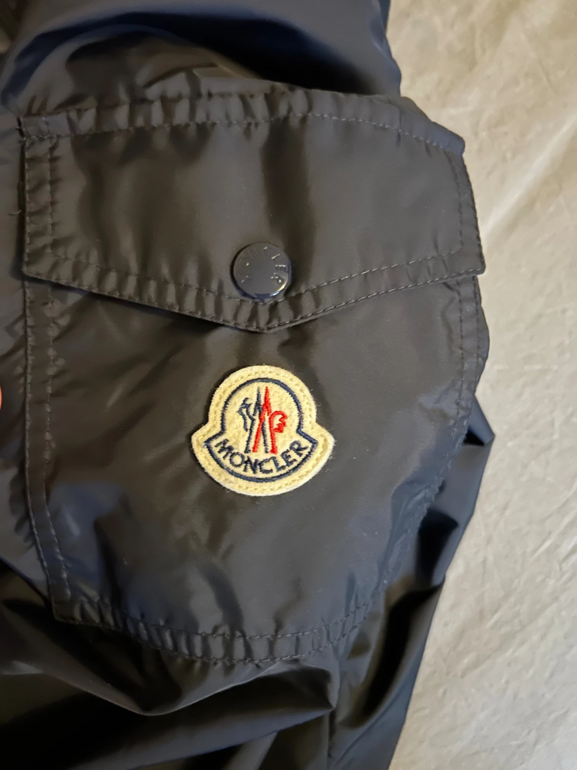 Marinblå vindjacka från Moncler - 2