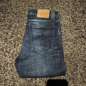 Blå nudie jeans - |NUDIE JEANS||MODELL HIGH KAI||MARIN BLÅ||STORLEK W29 L32|