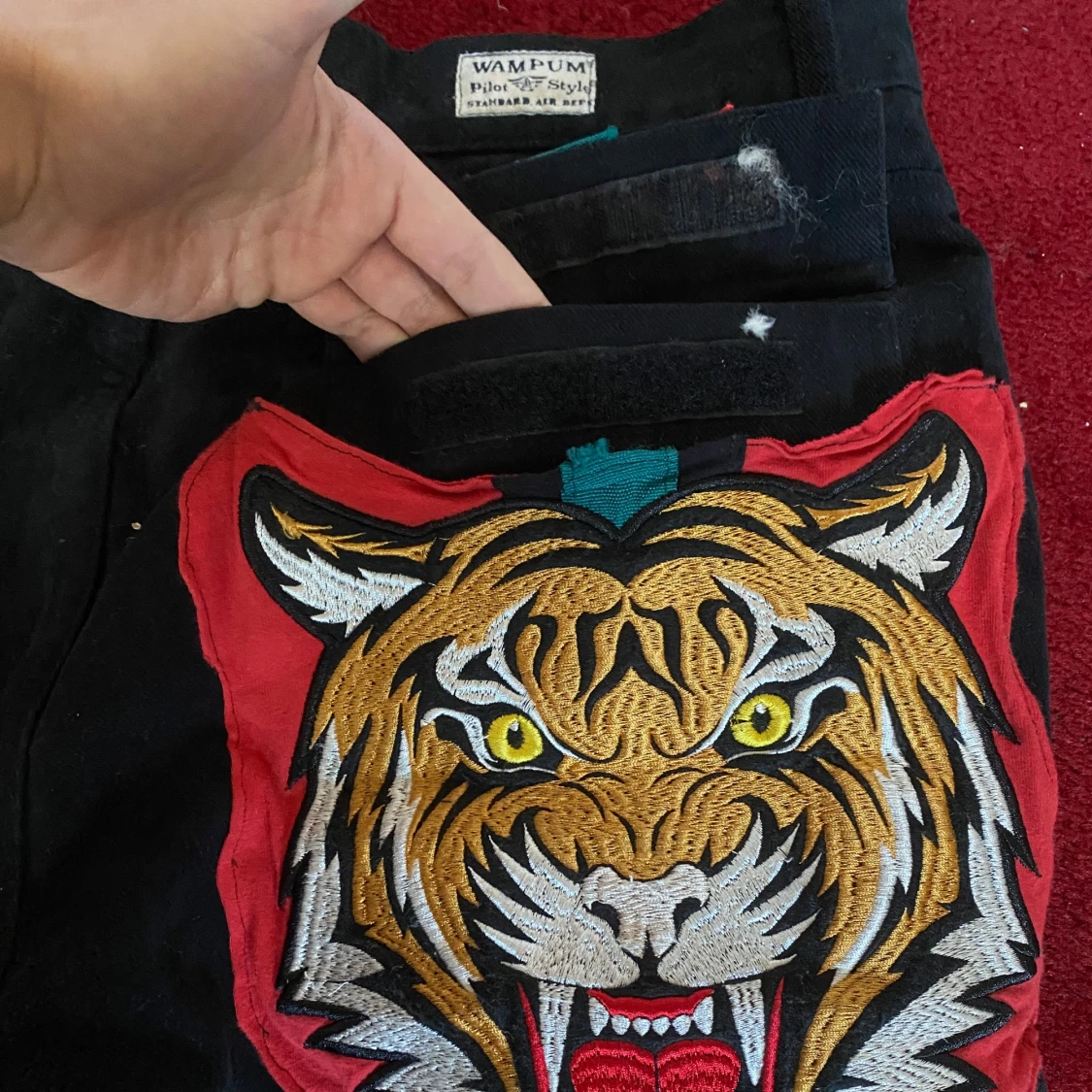 Svarta cargojeans med broderad tiger - 2