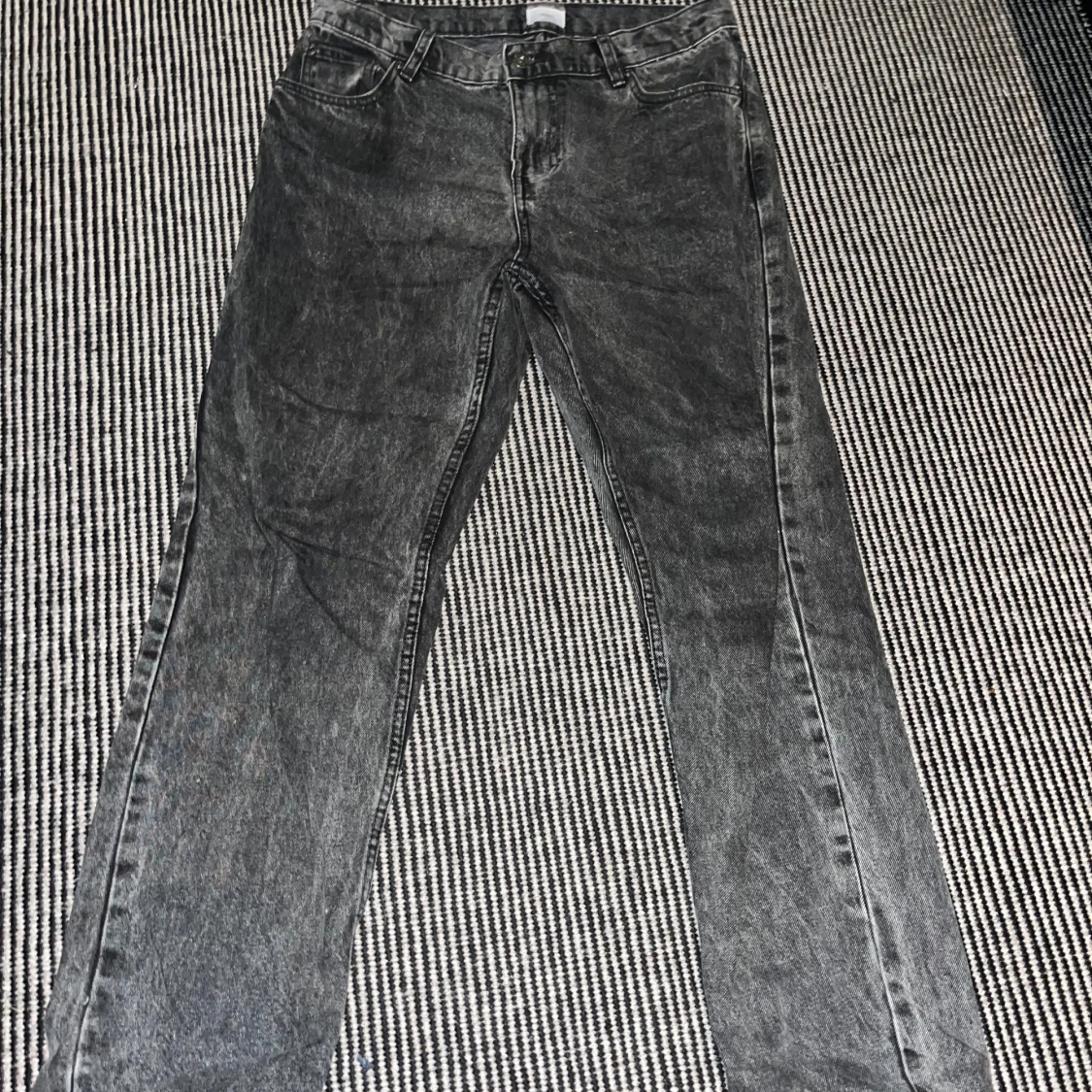 Grå straight jeans från Grunt