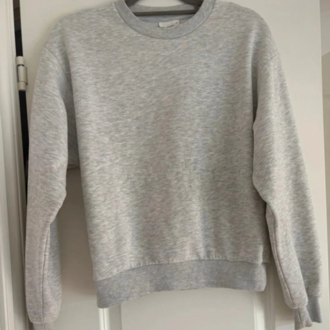 Grå sweatshirt från Basically Basics
