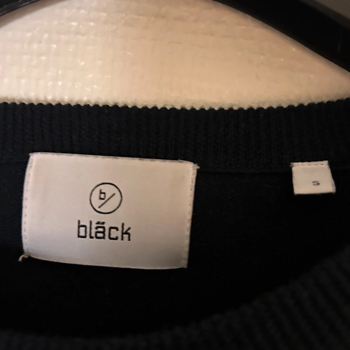 Marinblå stickad tröja från Bläck - 1