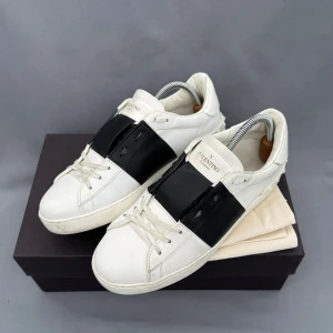 Valentino Open | 42 - Valentino Open sneakers | Grymt skick! | Original box, dustbag, kort samt extra skosnören ingår! | INGA BYTEN | Fraktar spårbart eller möts upp i Täby