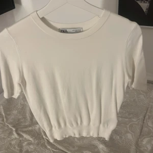 Vit kortärmad tröja från Zara - Kommer inte till användning 