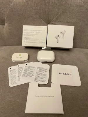 AirPods Pro 3 - Snygga och kompletta AirPods Pro 3 med laddningsetui och fem olika storlekar på örontoppar. All originalförpackning och dokumentation medföljer. Produkten ser ut att vara i mycket gott skick utan synligt slitage eller defekter. Perfekt för trådlös musik och samtal.