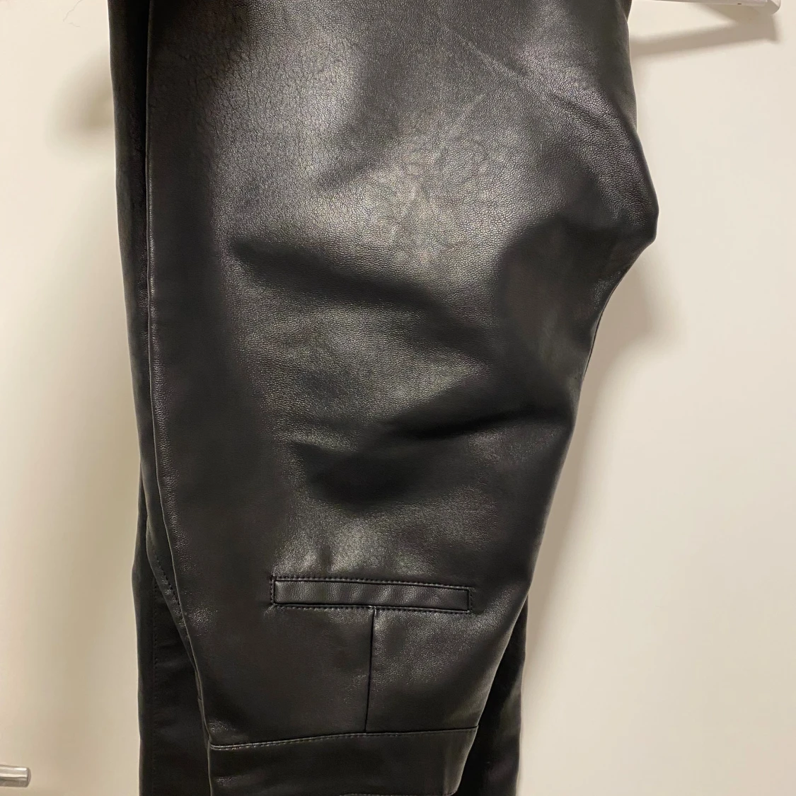 Svarta skinnbyxor med raka ben