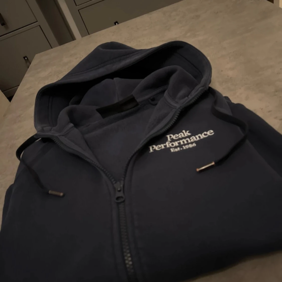 Mörkblå hoodie Peak Performance - 2