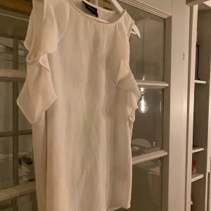 Vit blus med volang från Object - Vit topp med volang