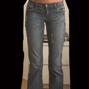 Dakota Jeans -  Snygga ljusblåa, coola jeans med fina detaljer på fickan som även går att öppna. Om du är intresserad eller undrar nånting över byxorna är det bara att kontakta ❤️