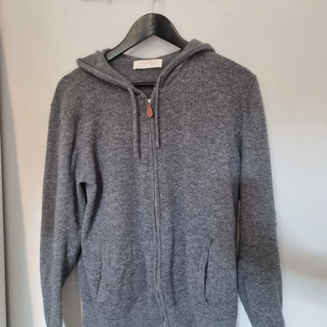 Grå hoodie i kashmir med dragkedja