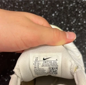 Nike Air Max Plus vita sneakers - Nike Air Max Plus sneakers i helvitt med silverfärgad swoosh och Tn Air-detaljer på häl och sula. Skorna har en chunky platt sula med synliga luftkuddar, snörning och vågiga mönster på ovandelen. Materialet är en mix av syntet och mesh för skön komfort.