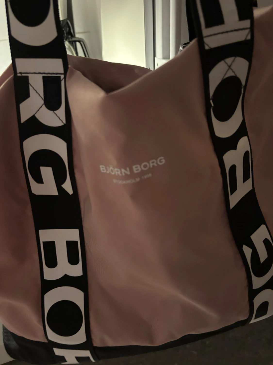 Rosa axelväska från Björn Borg