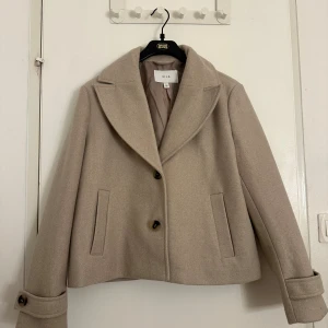 Ny kort kappa - Helt ny kappa, aldrig använt. Hund finns i hemmet. Passar stl S med!