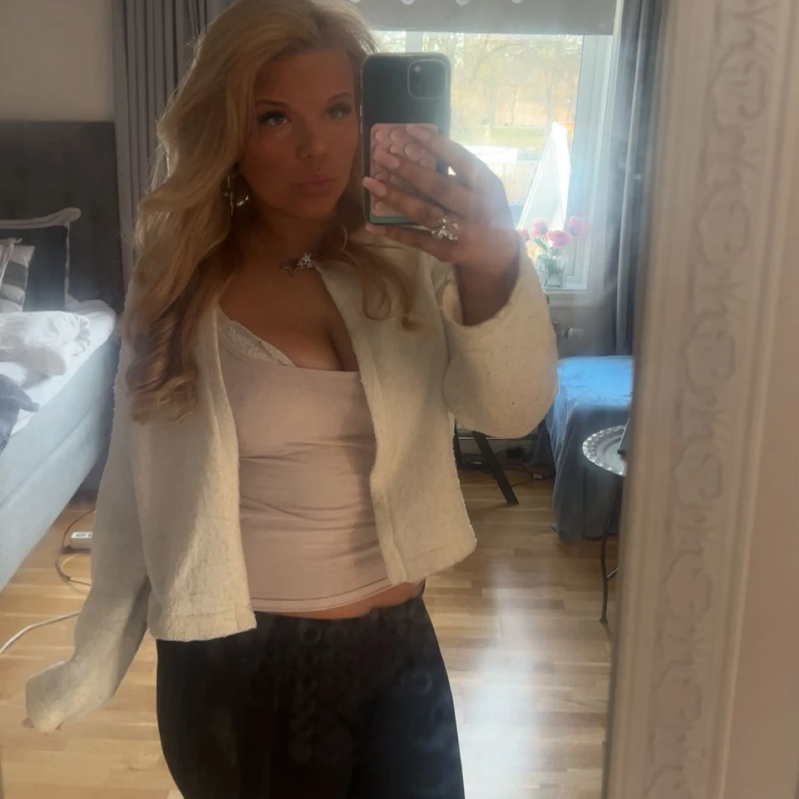 Vit kofta med lång ärm