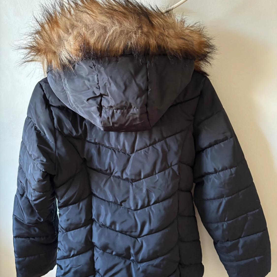 Svart jacka med fuskpäls - 1