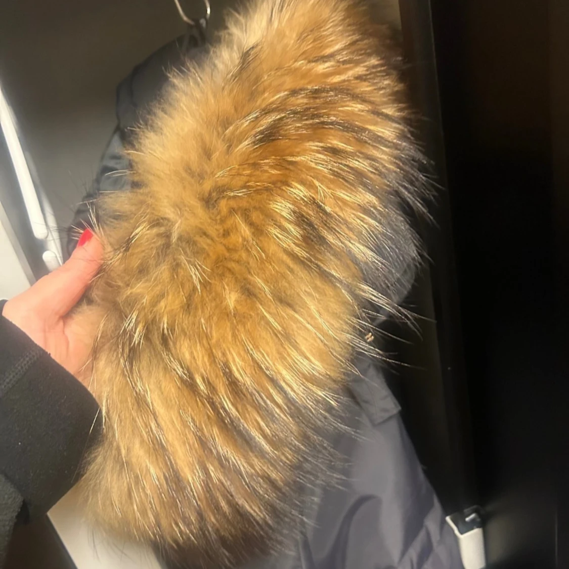 Svart dunjacka med päls från Hollies  - 3