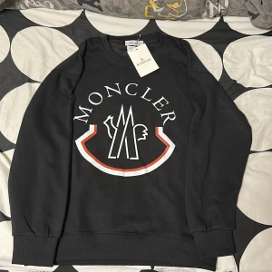 Svart sweatshirt från Moncler - Säljer en Moncler tröja med storleken M. Den är helt ny, bara använd en gång inte mer än de. Jätteskön känsla när man har på sig den. Priset kan snackas😊