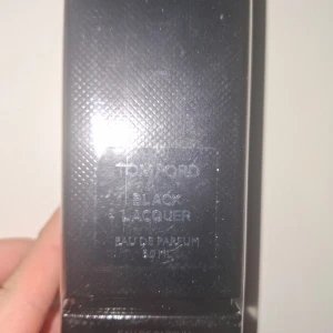 Tom Ford Black Lacquer 50ml - Tom Ford Black Lacquer Eau de Parfum i 50 ml storlek. En exklusiv parfym med stilren design, perfekt för dig som vill sticka ut med något unikt. Den är äkta och förpackningen är obruten.
