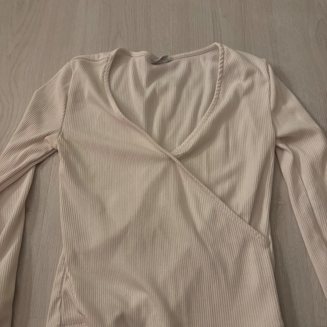 Beige omlottopp från Noisy May