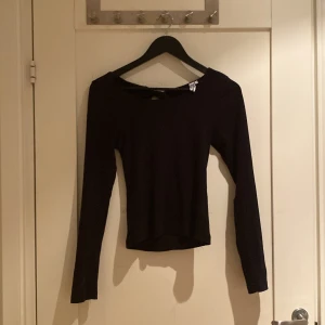 Svart tröja  - Säljer en tröja från H&M eftersom den inte kommer till användning 