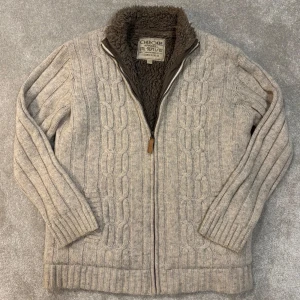 Stickad kofta med fodring/päls - Säljer denna riktigt snygga beiga  mönsterstickade kofta med fodring/päls i hela koftan! Koftan är i prima skick, inga defekter! Size L passar även M. Skriv vid funderingar!