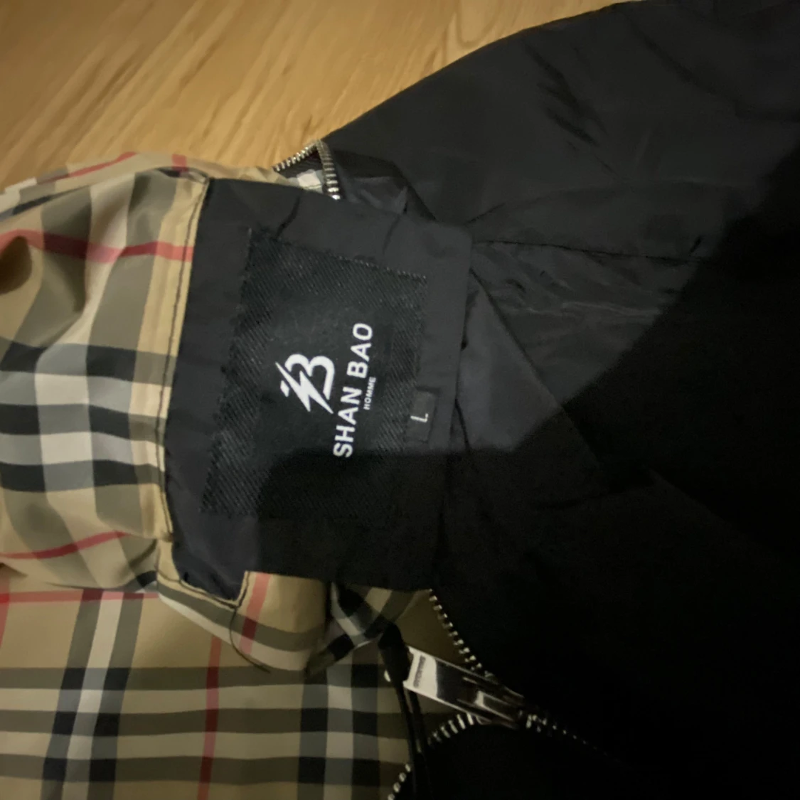 Svart vindjacka med rutig huva - 3