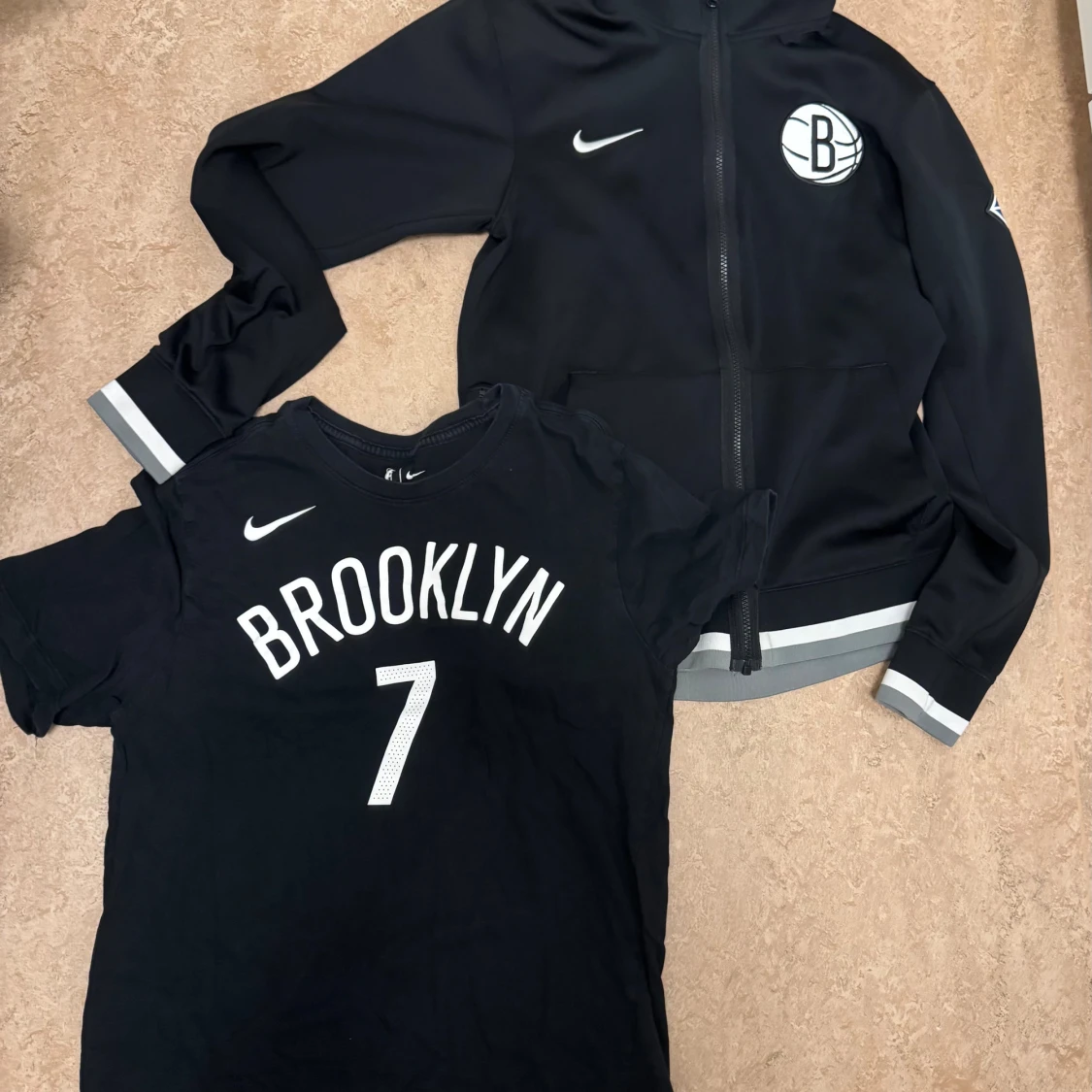 Svart Brooklyn Nets vindjacka Nike S & T shirt size M 