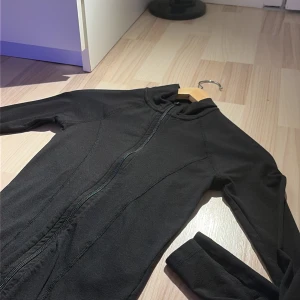 Svart fleecekofta med dragkedja - Svart fleecekofta från Gina.