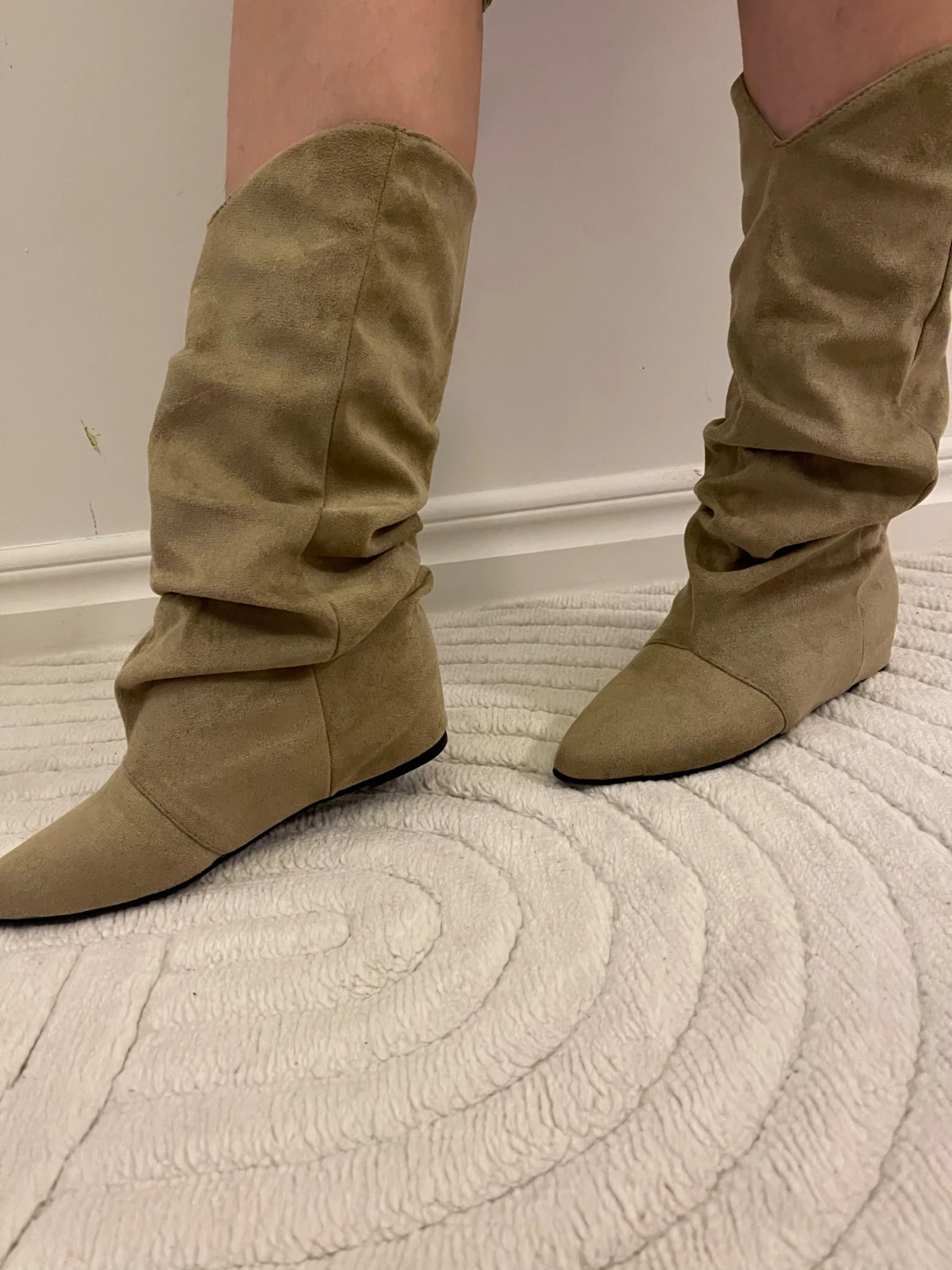 Beige mocka boots med spetsig tå - 2