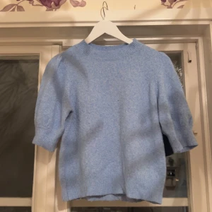 Blå stickad kort ärmad tröja - Använd fåtal gånger fint skick