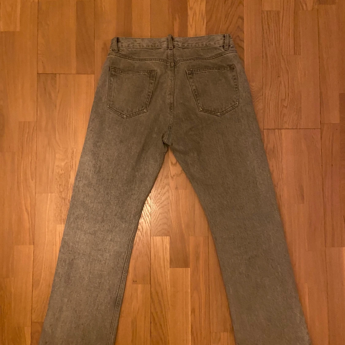 Grå raka jeans från HOPE, 31" - 2