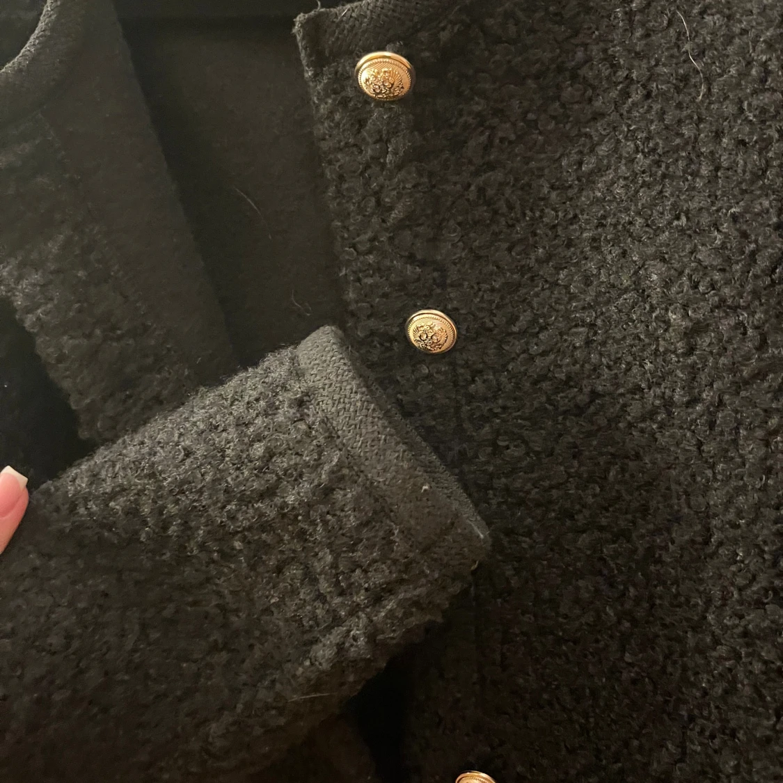 Svart teddyjacka med guldknappar - 2