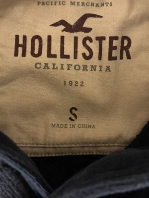 Hollister cardigan (sjukt sällsynt) - Säljer nu denna sjukt eftertraktade cardigan från hollister. Skick 8/10, sjukt snygg och passar perfekt nu till hösten. Obs kan gå ner i pris vid snabb affär!