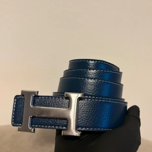 Marinblått bälte  125cm - Stilrent marinblått bälte, oanvänt och i fint skick. Snygg detalj som lyfter vilken outfit som helst. Fraktas samma dag.  Kan diskuteras vid snabb affär 💯 