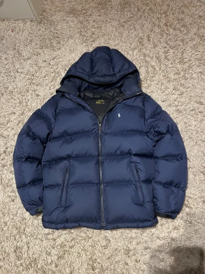 Polo ralph lauren puffer dunjacka herr S  - Polo Ralph Lauren dunjacka i marinblå färg. Nytt skick, använd fåtal gånger och äkta. Sitter som storlek S. Postas antigen samma dag som köp eller dagen därpå🙌💯