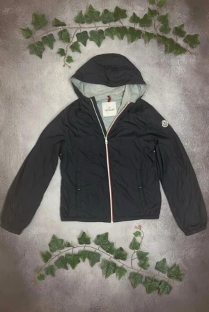 Moncler Windbreaker  - Hej 👋 säljer min nya självklart äkta Moncler windbreaker för att jag har bytt stil 🧩💴.Den har används runt 3 gånger .Priset är inte hugget i en Sten och om ni har frågor så glöm inte att skicka! färg: mörkblå, storlek: 164cm