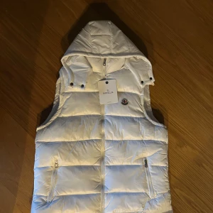 Moncler väst  - Moncler väst i storlek 3/L, mycket fint skick, tags medföljer, priset kan diskuteras vid snabb affär så kom gärna med bud!