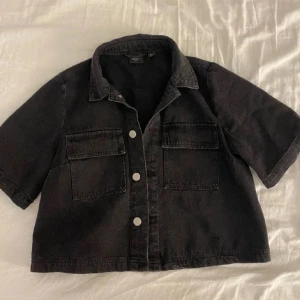 Kortärmad jeansjacka - Säljer nu denna skitsnygga jeans jackan som är kort ärmad. Den är i ett fint skick! Säljer då den är för liten🥰PRIS KAN DISSKUTERAS VID SNABB AFFÄR
