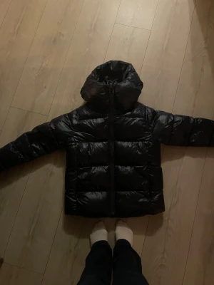 Blå pufferjacka med huva - EVEREST W Gistola Jacket, använd få tal gånger, inga skador eller öppna sömmar. Som ny. Köpt för 999kr säljer för 750. Pris är diskuterbart. liten medium