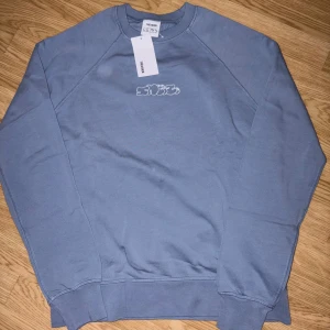 Très Bien tröja - Aldrig använd, prislappen fortfarande kvar, säljer pga passform, köpt på tres bien, snyggt tryck och färg. Storlek XS men passar S