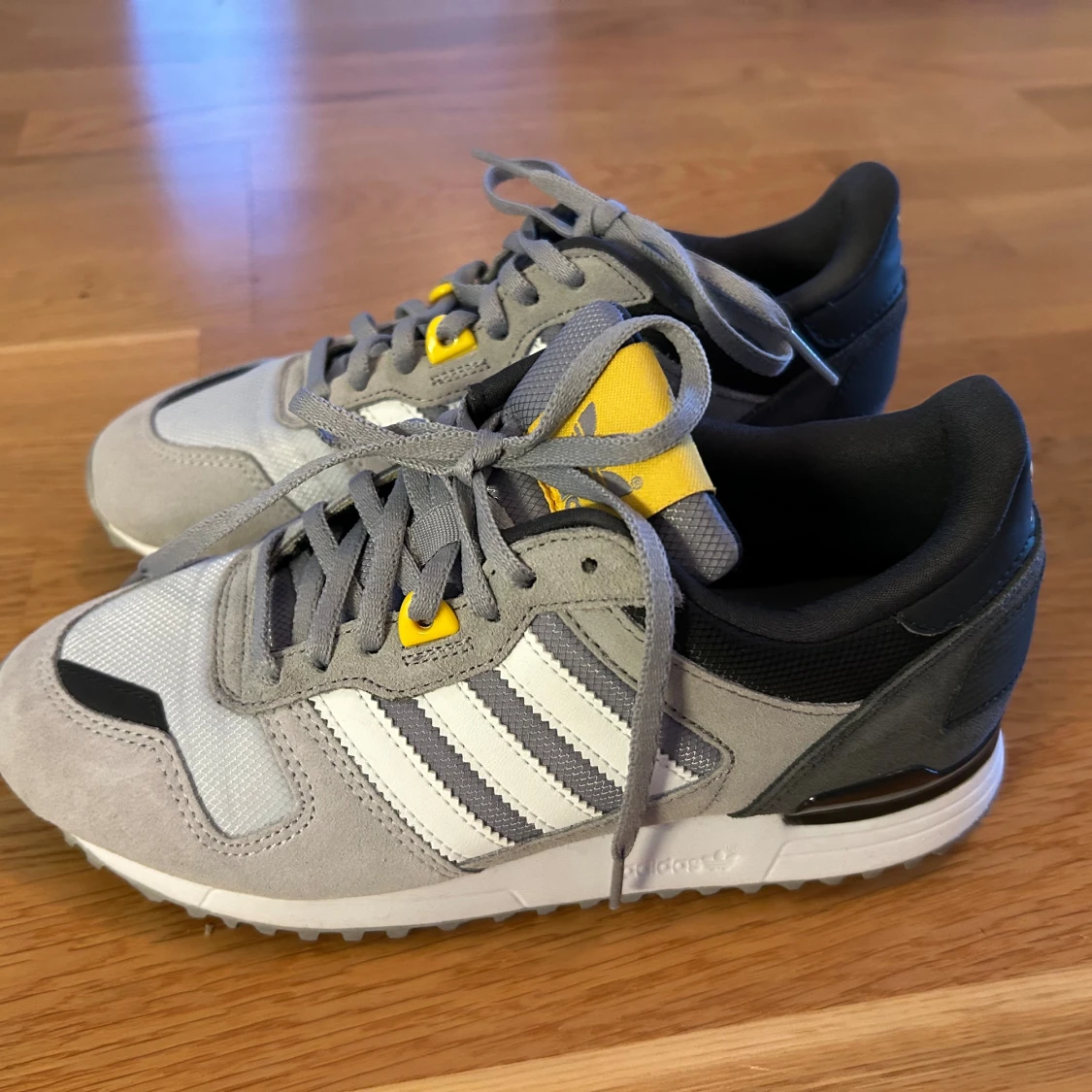  Nya Adidas sneakers i mocka i grått och vitt