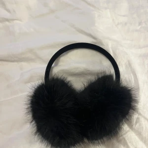 Öronmuffar från bikbok - Öronmuffar från bikbok köpta för ungefär 2 år sedan. Använt extremt fåtal gånger då jag föredrar mössa. Väldigt bra skick å perfekt nu till vintern!❤️