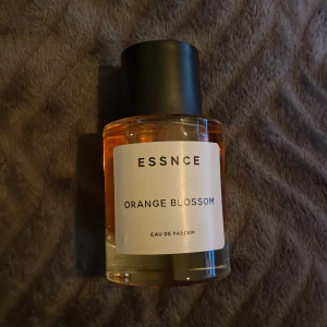 Essnce Orange Blossom Parfym - Fräsch Eau de Parfum från Essnce med namnet Orange Blossom. Perfekt för dig som vill ha en modern och stilren parfym i din samling. Flaskans design är enkel och passar in i alla miljöer. Använd 1 gång. 