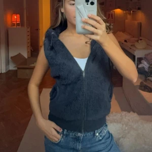 Teddy väst  - Säljer denna så gulliga Teddy väst den är så gosig och har små söta öron på luvan🥹🥹