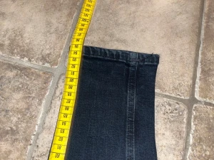 Nudie jeans  - Snygga svarta jeans från nudie jeans i modellen skinny lin. Jeansen har en smal passform. Perfekta för dig som gillar stilrena och bekväma jeans. Midja 35cm, längd 95cm. JAG SKICKAR EJ FLER BILDER NÄR JAG BÄR JEANSEN! för storleksguide hänvisar jag till måtten och för bättre inblick i passformen rekommenderar jag att googla på modellnamnet. kolla måtten noggrant :) 46